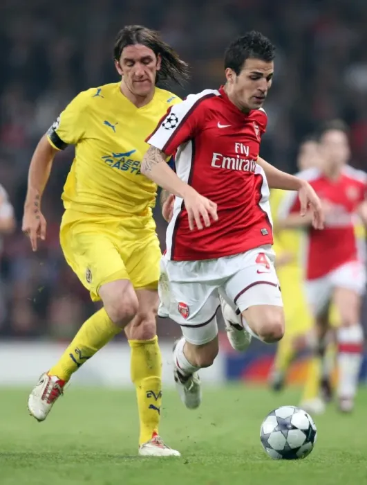 Framed Print : Cesc Fabregas (Arsenal) Gonzalo Rodriguez (Villarreal)