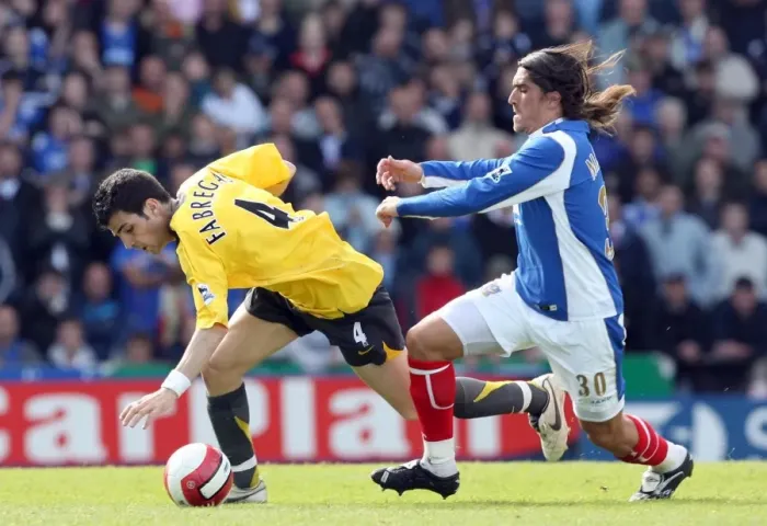 Framed Print : Cesc Fabregas (Arsenal) Pedro Mendes (Portsmouth) Framed Print : Cesc Fabregas (Arsenal) Pedro Mendes (Portsmouth)