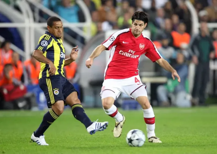 Framed Print : Cesc Fabregas (Arsenal) Roberto Carlos (Fenerbahce)