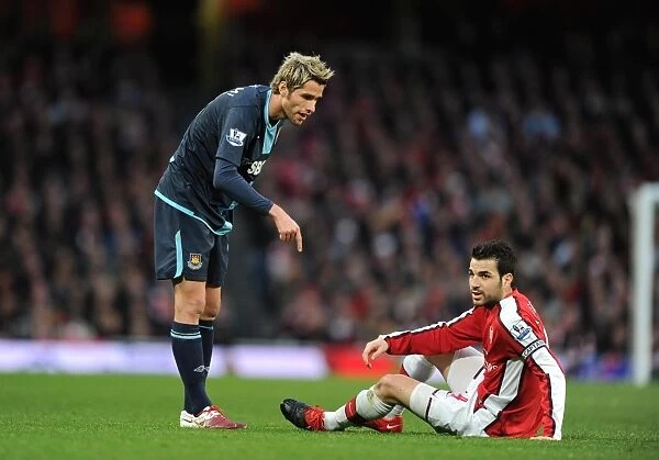 Cesc Fabregas (Arsenal) Valon Behrami (West Ham). Arsenal 2: 0 West Ham United
