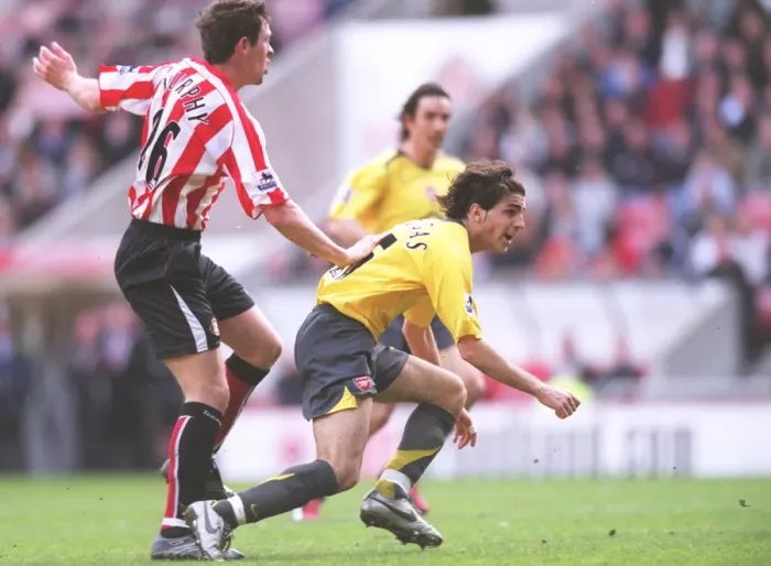 Framed Print : Cesc Fabregas beats Daryl Murphy to shoot past Sunderland goalkeeper Kelvin Davis to score the 2nd A