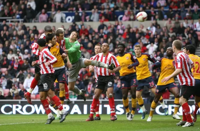 Framed Print : Cesc Fabregas heads past Sunderland goalkeeper Craig