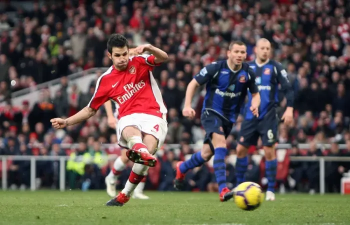 Framed Print : Cesc Fabregas scores Arsenals 2nd goal from the penalty spot. Arsenal 2: 0 Sunderland