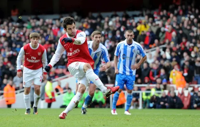Framed Print : Cesc Fabregas scores Arsenals 2nd goal from the penalty spot. Arsenal 2