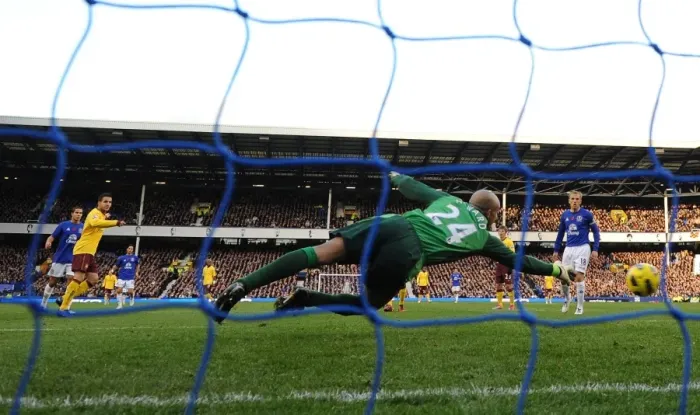 Framed Print : Cesc Fabregas shoots past Everton goalkeeper Tim Howard to score the 2nd Arsenal goal