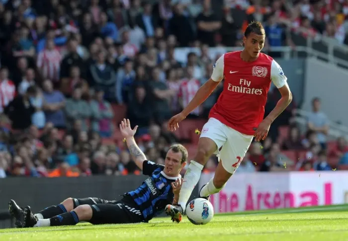 Framed Print : Chamakh's Brace: Arsenal Triumph Over Stoke in Premier League Clash (3-1)