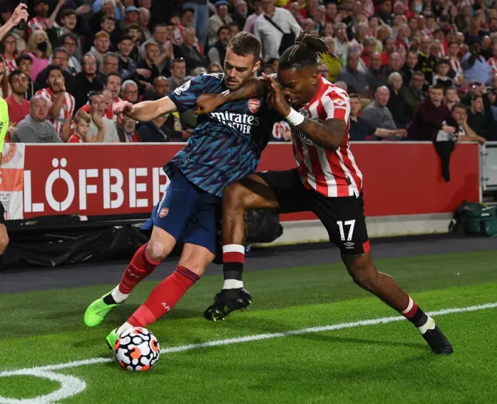 Framed Print : Chambers vs Toney: Intense Battle in Brentford vs Arsenal Premier League Clash