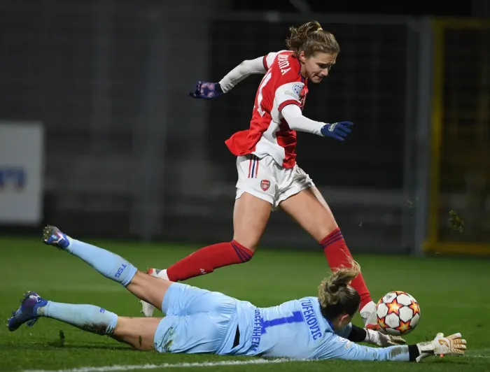Framed Print : Champions Clash: Miedema vs. Tufekovic - A Battle of Titans in Arsenal WFC's UEFA Champions League Showdown (Hoffenheim v Arsenal Women 2021-22) Framed Print : Champions Clash: Miedema vs. Tufekovic - A Battle of Titans in Arsenal WFC's UEFA Champions League Showdown (Hoffenheim v Arsenal Women 2021-22)