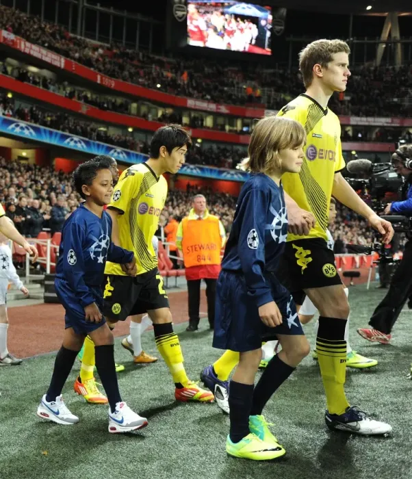 Framed Print : Champions League Clash: Arsenal FC vs Borussia Dortmund - Player Escorts (2011-12) Framed Print : Champions League Clash: Arsenal FC vs Borussia Dortmund - Player Escorts (2011-12)