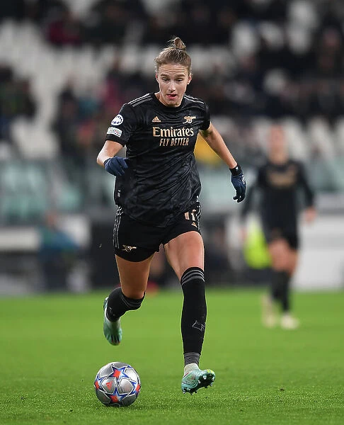 Champions League Showdown: Juventus vs. Arsenal - Miedema in Action
