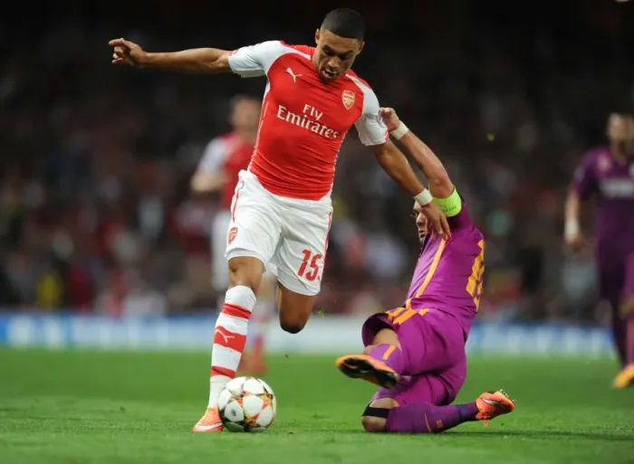 Framed Print : Champions League Showdown: Oxlade-Chamberlain vs. Sneijder - Arsenal's Midfield Maestros Battle it Out against Galatasaray