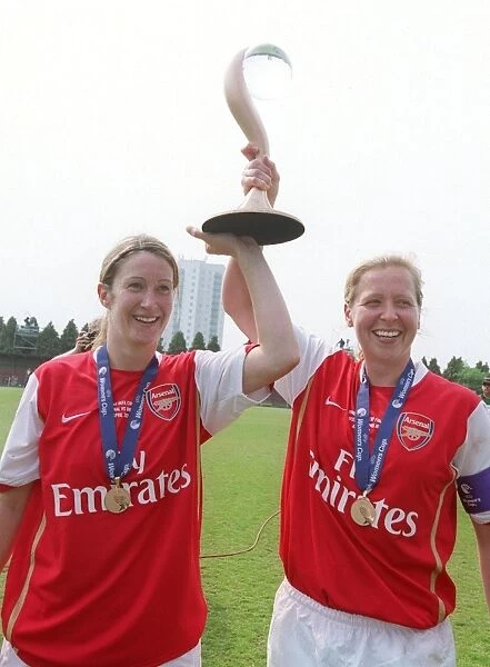 Ciara Grant and Jayne Ludlow (Arsenal) with the European Trophy
