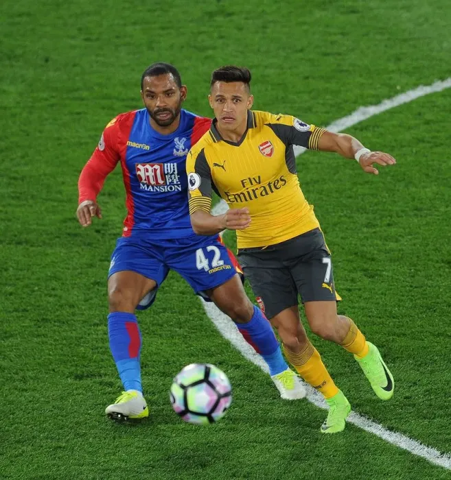 Framed Print : Clash of Champions: Sanchez vs. Puncheon - Crystal Palace vs. Arsenal, Premier League