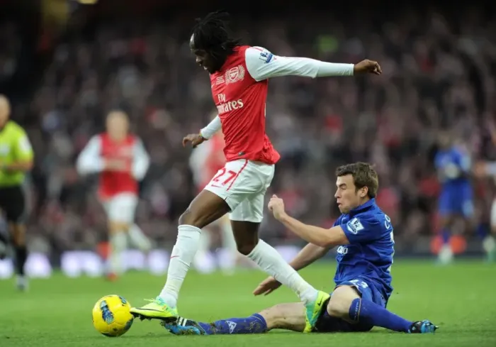 Framed Print : Clash at Emirates: Gervinho vs Seamus Coleman, Arsenal vs Everton, Premier League 2011-12