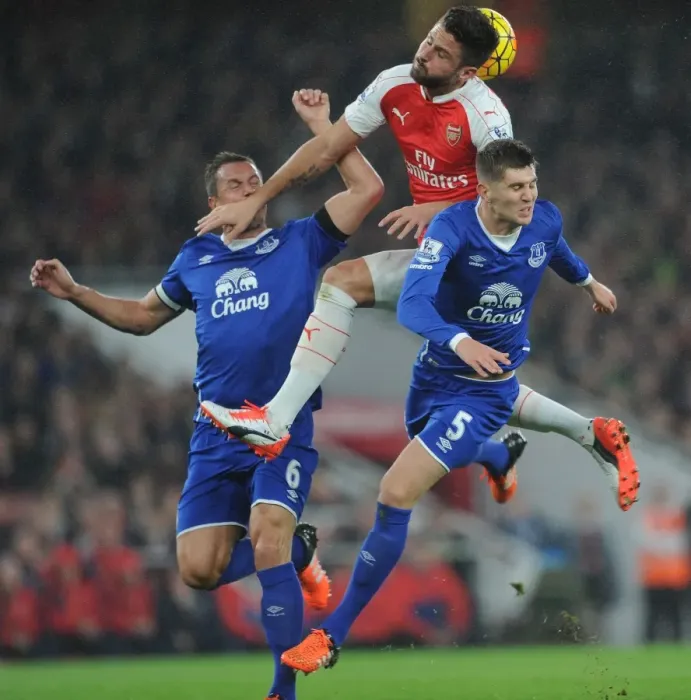 Framed Print : Clash at Emirates: Giroud vs Jagielka & Stones - A Battle for Supremacy (Arsenal vs Everton, 2015 / 16)