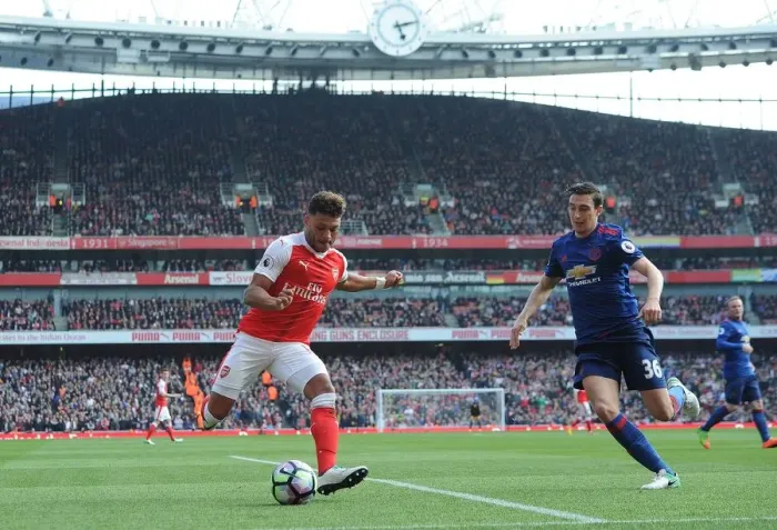 Framed Print : Clash at Emirates: Matteo Darmian Holds Off Alex Oxlade-Chamberlain Framed Print : Clash at Emirates: Matteo Darmian Holds Off Alex Oxlade-Chamberlain
