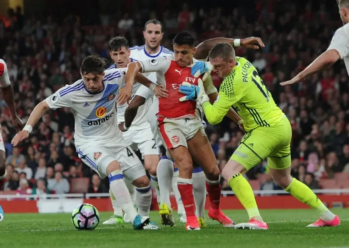 Framed Print : Clash at Emirates: Sanchez Faces Off Against Gooch and Pickford in Arsenal vs. Sunderland
