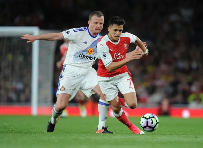 Framed Print : Clash at Emirates: Sanchez vs. Cattermole in Arsenal's Battle against Sunderland Framed Print : Clash at Emirates: Sanchez vs. Cattermole in Arsenal's Battle against Sunderland