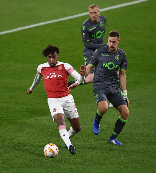 Framed Print : Clash of Forces: Iwobi vs. Coates in Arsenal's Europa League Battle