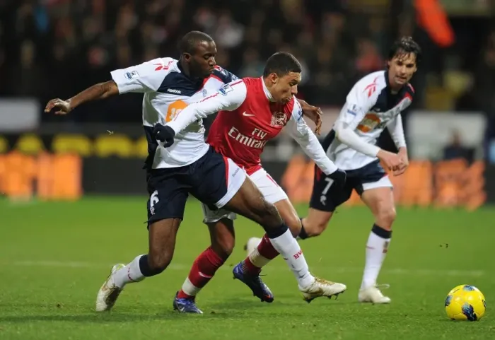 Framed Print : Clash of Forces: Oxlade-Chamberlain vs. Muamba in Premier League Battle