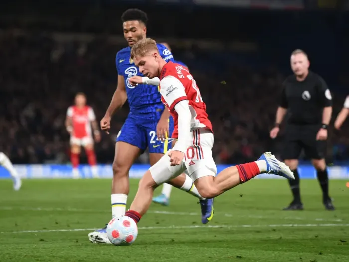 Framed Print : Clash of London Giants: Smith Rowe vs. James in Chelsea vs. Arsenal Premier League Showdown Framed Print : Clash of London Giants: Smith Rowe vs. James in Chelsea vs. Arsenal Premier League Showdown
