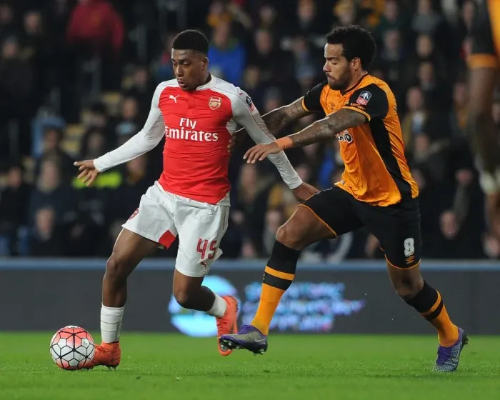 Framed Print : Clash of Midfield Maestros: Iwobi vs. Huddlestone in FA Cup Showdown Framed Print : Clash of Midfield Maestros: Iwobi vs. Huddlestone in FA Cup Showdown
