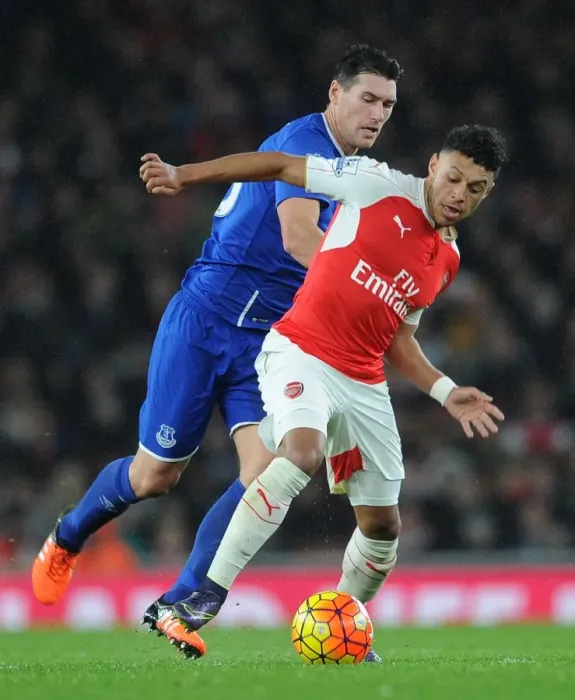 Framed Print : Clash of Midfield Titans: Oxlade-Chamberlain vs. Barry in Arsenal vs. Everton Showdown Framed Print : Clash of Midfield Titans: Oxlade-Chamberlain vs. Barry in Arsenal vs. Everton Showdown