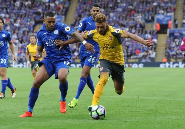 Framed Print : Clash of Midfield Titans: Oxlade-Chamberlain vs Drinkwater - Arsenal vs Leicester City, Premier League 2016-17