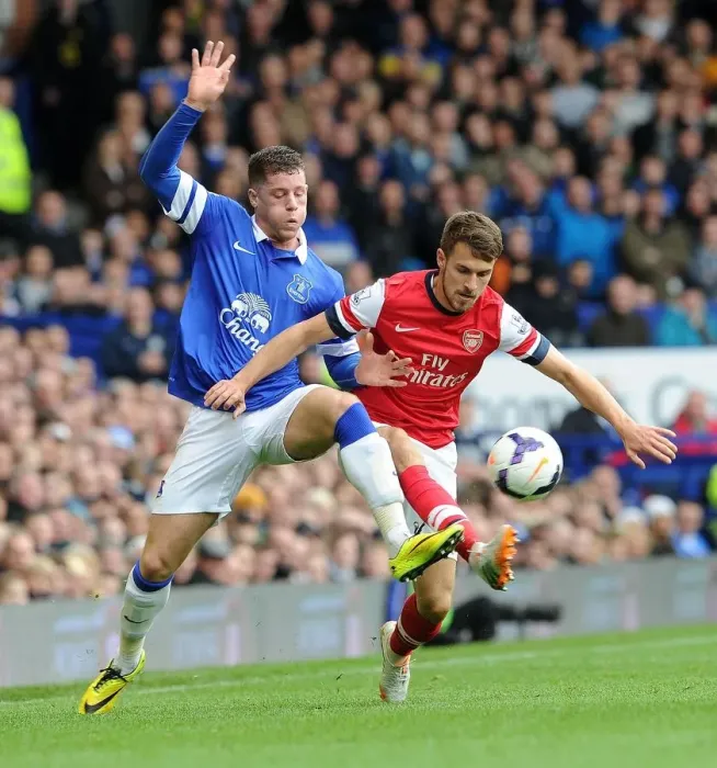 Framed Print : Clash of Midfield Titans: Ramsey vs Barkley in Everton vs Arsenal, Premier League 2013 / 14 Framed Print : Clash of Midfield Titans: Ramsey vs Barkley in Everton vs Arsenal, Premier League 2013 / 14