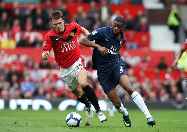 Clash of Midfielders: Diaby vs. Carrick in Manchester United's 2:1 Victory over Arsenal, Barclays Premier League, Old Trafford, 29 / 8 / 09