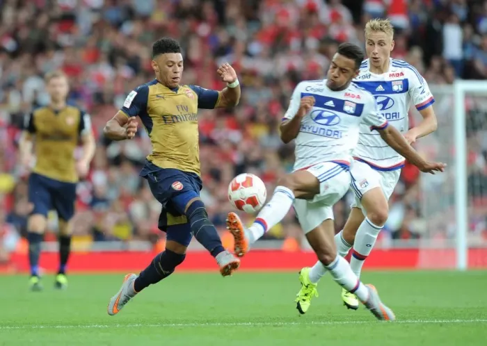 Framed Print : Clash of Midfielders: Oxlade-Chamberlain vs. Tolisso - Arsenal vs. Lyon, Emirates Cup 2015 Framed Print : Clash of Midfielders: Oxlade-Chamberlain vs. Tolisso - Arsenal vs. Lyon, Emirates Cup 2015