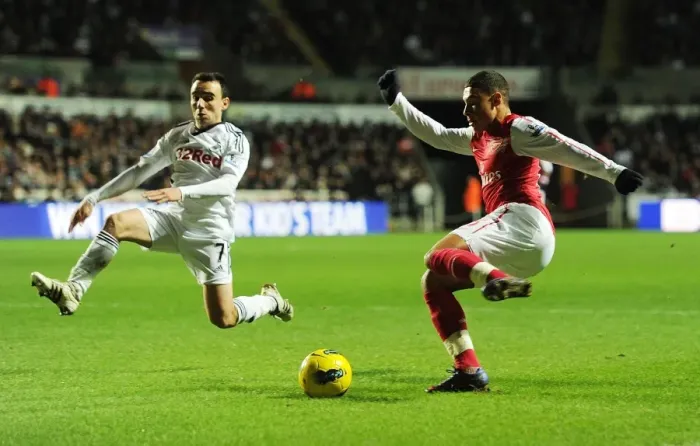 Framed Print : Clash of Midfielders: Oxlade-Chamberlain vs. Britton (Swansea v Arsenal, 2011-12)