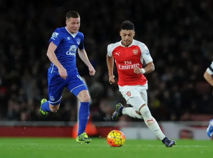 Framed Print : Clash of Midfielders: Oxlade-Chamberlain vs McCarthy (Arsenal vs Everton 2015 / 16)