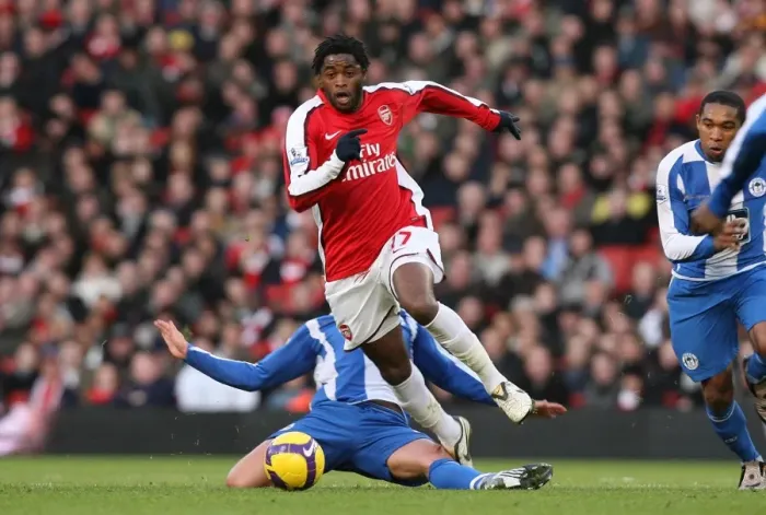 Framed Print : Clash of the Midfielders: Song vs. Cattermole in Arsenal's 1-0 Win over Wigan, 2008