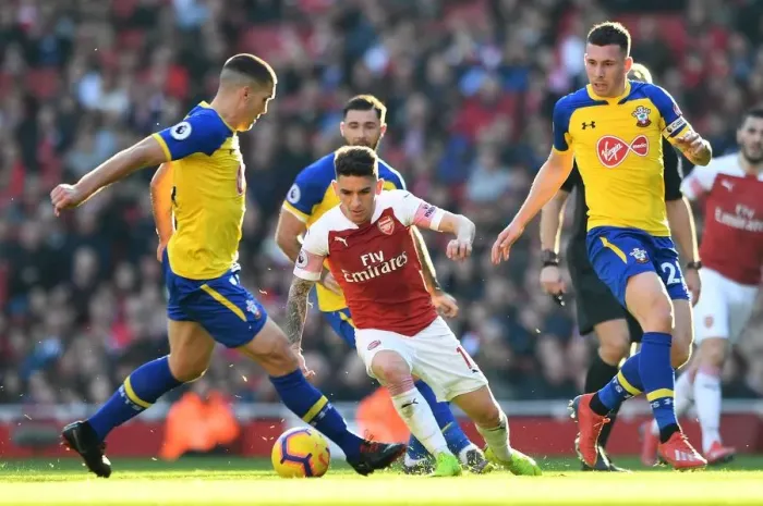 Framed Print : Clash of Midfielders: Torreira vs Hojbjerg & Romeu (Arsenal vs Southampton, Premier League)