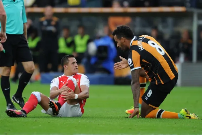 Framed Print : Clash between Sanchez and Huddlestone: Hull City vs. Arsenal, Premier League 2016-17 Framed Print : Clash between Sanchez and Huddlestone: Hull City vs. Arsenal, Premier League 2016-17