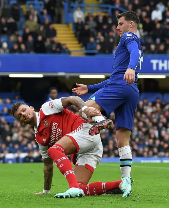 Framed Print : Clash at Stamford Bridge: Arsenal's Ben White vs. Chelsea's Mason Mount in the Premier League Showdown (2022-23)