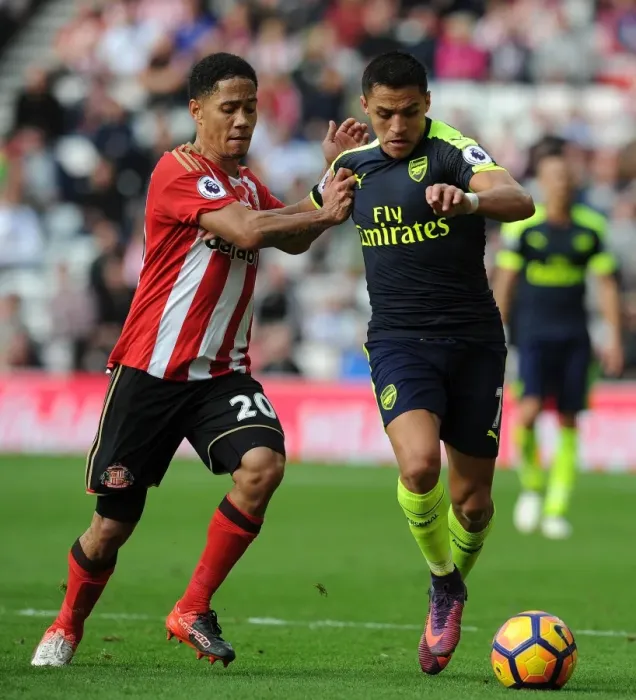 Framed Print : Clash of Stars: Sanchez vs. Pienaar in Sunderland v Arsenal, Premier League 2016-17