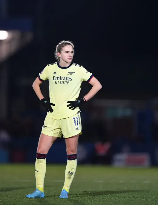 Framed Print : Clash of Stars: Vivianne Miedema in Action for Arsenal vs. Chelsea Women, FA WSL 2021-22