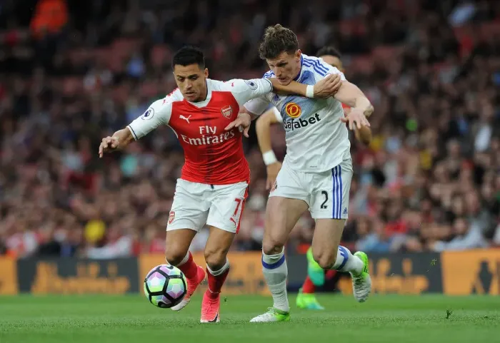 Framed Print : Clash of the Titans: Alexis Sanchez vs. Billy Jones - Premier League Battle Framed Print : Clash of the Titans: Alexis Sanchez vs. Billy Jones - Premier League Battle