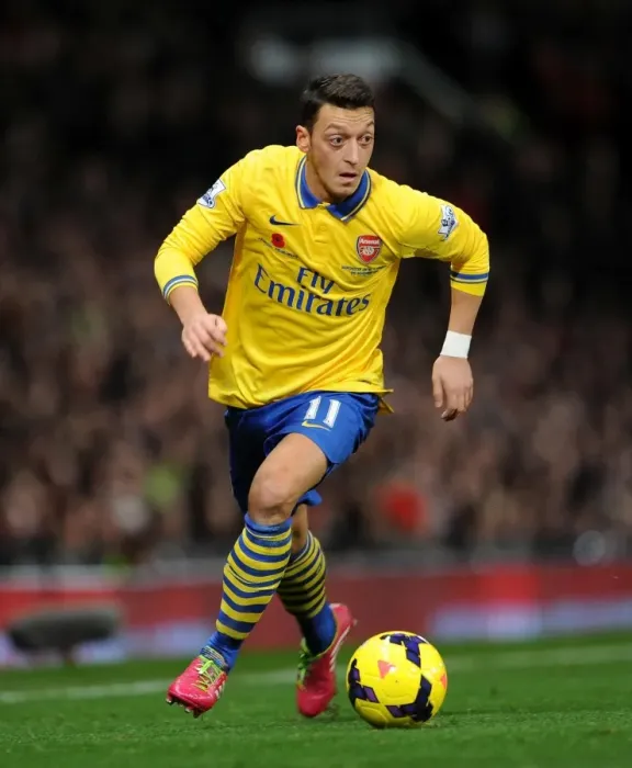 Framed Print : Clash of the Titans: Mesut Ozil Goes Head-to-Head with Manchester United (2013-14)