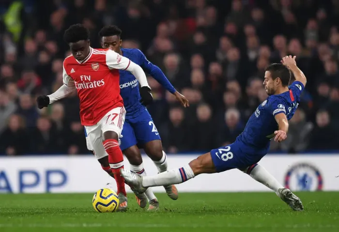 Framed Print : Clash of Titans: Saka vs Azpilicueta - Chelsea vs Arsenal, Premier League 2019-20 Framed Print : Clash of Titans: Saka vs Azpilicueta - Chelsea vs Arsenal, Premier League 2019-20