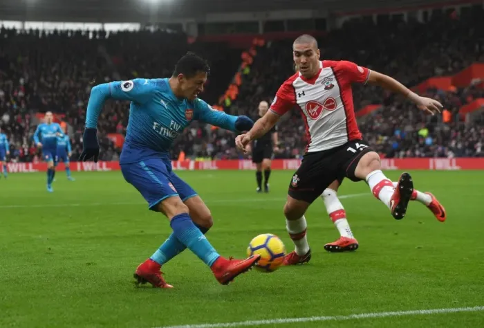 Framed Print : Clash of Titans: Sanchez vs. Romeu - Southampton vs. Arsenal, Premier League 2017-18 Framed Print : Clash of Titans: Sanchez vs. Romeu - Southampton vs. Arsenal, Premier League 2017-18