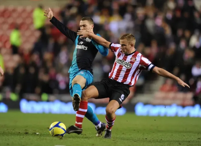 Framed Print : Clash of Titans: Vermaelen vs. Cattermole - Sunderland vs. Arsenal, FA Cup 2011-12 Framed Print : Clash of Titans: Vermaelen vs. Cattermole - Sunderland vs. Arsenal, FA Cup 2011-12