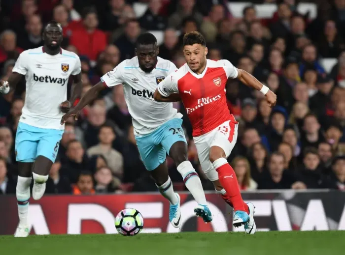 Framed Print : Clash of the Wings: Oxlade-Chamberlain vs Masuaku in Arsenal vs West Ham Showdown