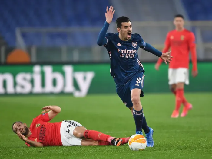 Framed Print : Dani Ceballos Outsmarts Adel Taarabt: Arsenal's Europa League Triumph Over SL Benfica