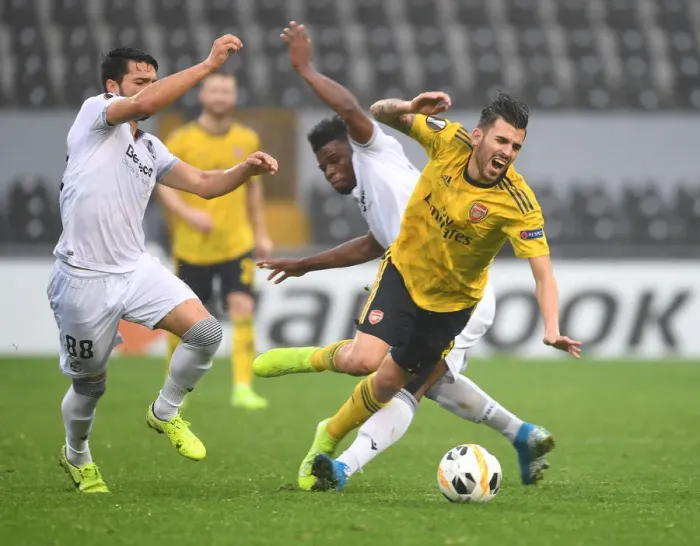 Framed Print : Dani Ceballos vs Mikel Agu: Intense Clash in Vitoria Guimaraes vs Arsenal UEFA Europa League Match