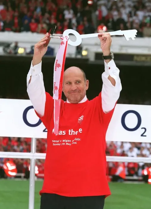Framed Print : Danny Fizsman (Arsenal Director) with a key to Emirates Stadium during the Final Salute Ceremony