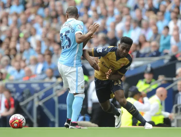 Framed Print : Danny Welbeck (Arsenal) Fernandinho (Man City) Framed Print : Danny Welbeck (Arsenal) Fernandinho (Man City)