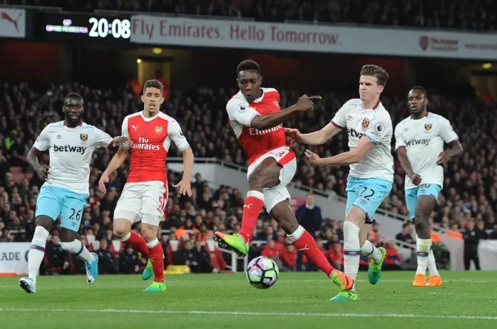 Framed Print : Danny Welbeck (Arsenal) Sam Byram (West Ham). Arsenal 3: 0 West Ham United. Premier League